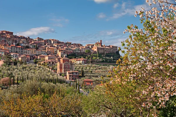 Chianciano Terme, Siena, Toscana, Italien: landskap på fjädra av den forntida kulltownen — Stockfoto