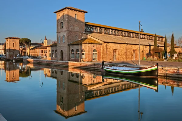 Cervia, Ravenna, Emilia-Romagna, Italia: el canal portuario con el antiguo almacén de sal — Foto de Stock