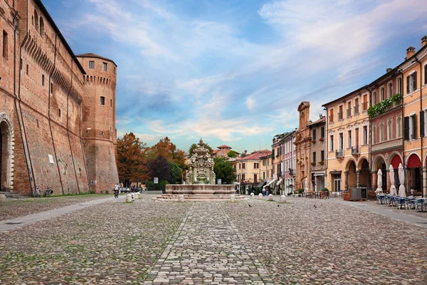 Cesena, Emilia-Romagna, Itália: a praça Piazza del Popolo — Fotografia de Stock