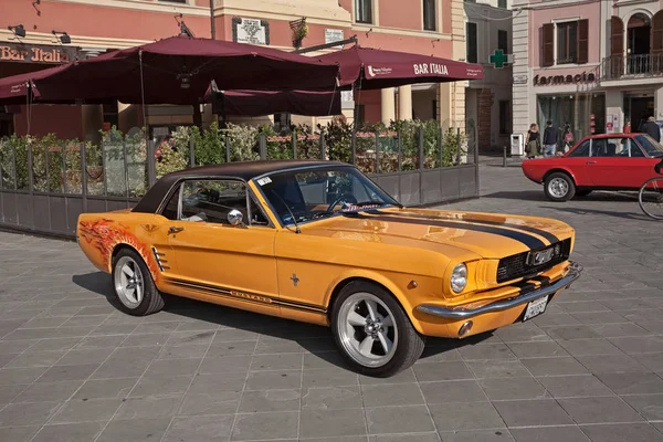 Samochód sportowy Vintage Ford Mustang — Zdjęcie stockowe