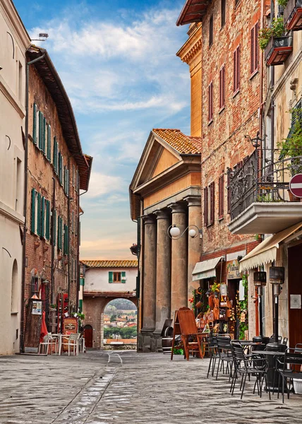 Castiglione del Lago, Perugia, Umbría, Italia: paisaje urbano del casco antiguo — Foto de Stock