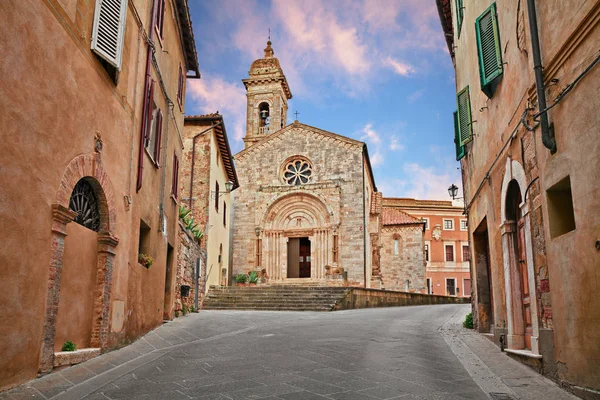 San Quirico d'Orcia, Siena, Tuscany, Italy: the medieval church Collegiata — Stock Photo, Image