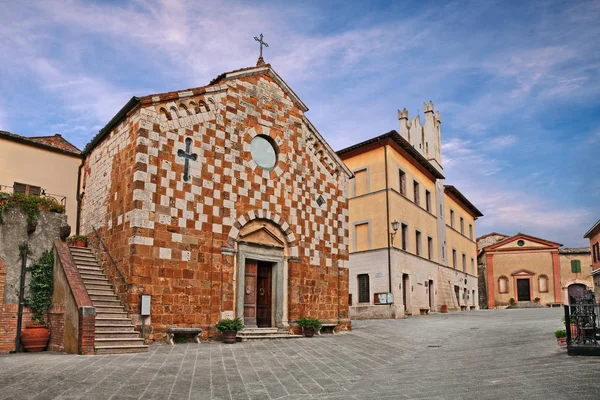 Trequanda, Siena, Toscana, Italia: la plaza principal con la iglesia medieval —  Fotos de Stock