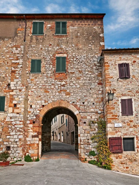 Trequanda, Сієна, Тоскана, Італія: міські ворота стародавнього міста — стокове фото