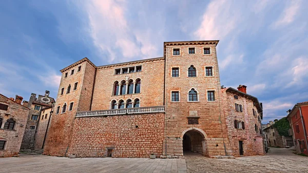 Bale, Istria, Croacia: el antiguo castillo Soardo-Bembo en el pueblo cerca de Rovinj —  Fotos de Stock