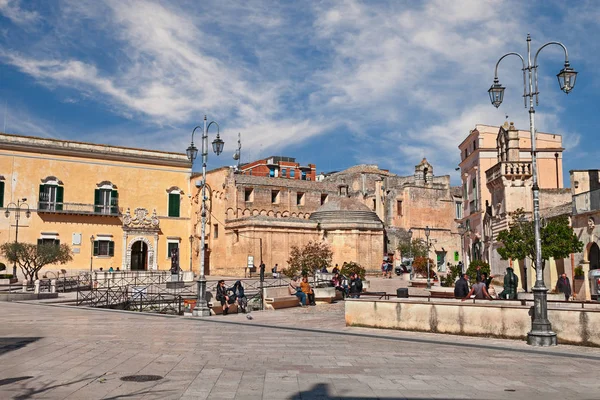 Matera, Basilicata, İtalya: Yeraltı girişi ile Vittorio Veneto meydanı — Stok fotoğraf
