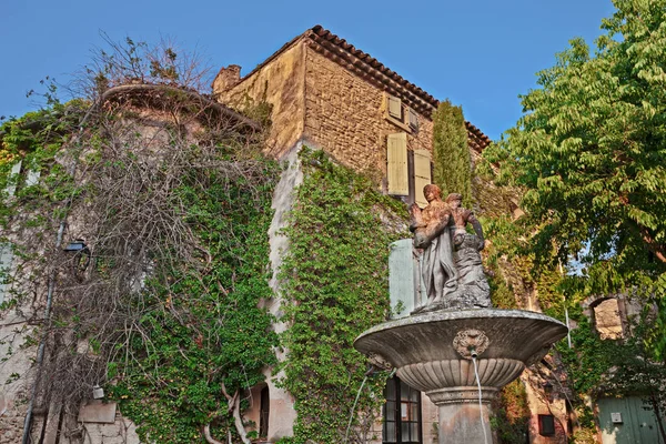 Saignon, vaucluse, provence, france: der alte quadratische platz de la fontaine — Stockfoto