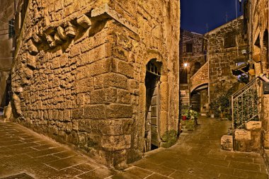 Pitigliano, Toskana, İtalya: eski şehirde sokak