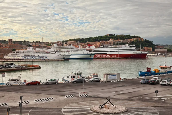 Ancona, Marche, Italia: il porto con i traghetti per Croazia, Albania e Grecia — Foto Stock