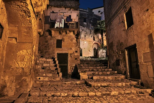 Matera, Basilicata, İtalya: Gece yarısı eski kasabada ara sokak — Stok fotoğraf