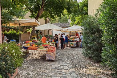 Cesenatico, Forli-Cesena, Emilia-Romagna, İtalya: Adriyatik deniz kıyısındaki antik kentte renkli meyve ve sebze çiftçileri pazarı. Fotoğraf 22 Ağustos 2019 'da çekildi. 