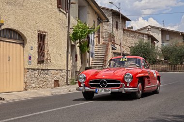 Klasik araba yarışında Mercedes-Benz 300 SL Coupe W198 (1955), 17 Mayıs 2014 tarihinde Colle di Val d 'Elsa, Tuscany, İtalya