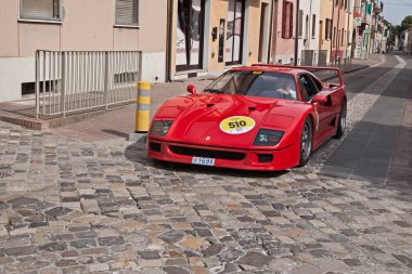 Ferrari F40 (1980), 19 Mayıs 2017 tarihinde Gatteo, FC, İtalya 'da gerçekleştirilen tarihi İtalyan otomobil yarışı Mille Miglia anısına düzenlenen rallide klasik spor otomobil.