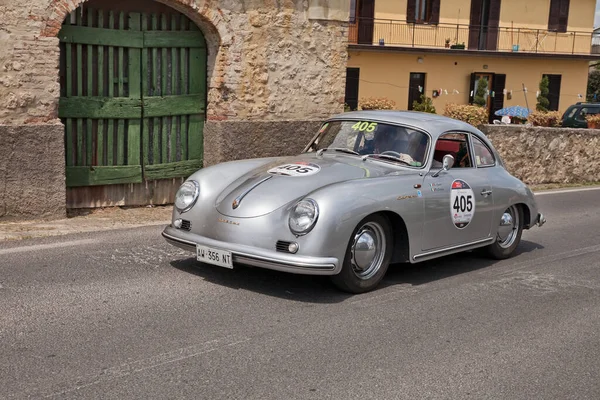 ヴィンテージポルシェ356 1500 Gsカレラ 1956 クラシックカーレースでミル ミリア2014年 古いイタリアのレースの再現 1927 1957 5月17日 — ストック写真
