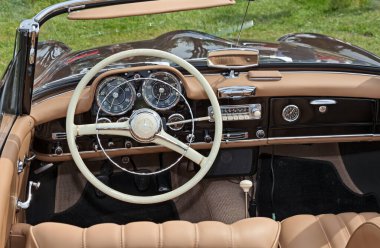   Klasik bir Mercedes 190 SL Cabrio W121 'in içinde 15 Nisan 2015 tarihinde Piangipane, RA, İtalya' da 15.