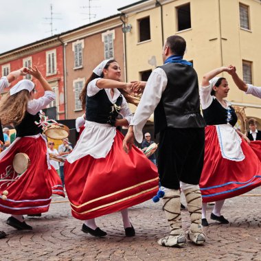 Russi, Ravenna, İtalya - 2 Ağustos 2015: Bova Marina, Calabria, İtalya 'dan halk dansları topluluğu Irizema, Uluslararası Folklor Festivali sırasında kasaba meydanında geleneksel dans tarantella gösterisi yaptı. 