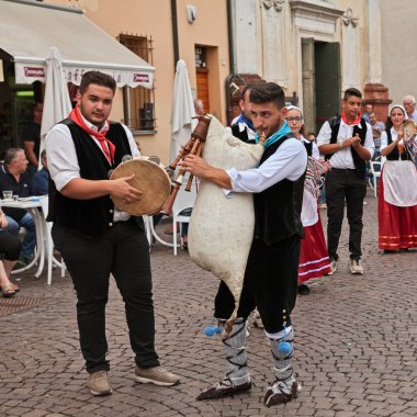 Russi, Ravenna, İtalya - 2 Ağustos 2015: Bova Marina, Calabria, İtalya 'dan halk müziği grubu Irizema' nın müzisyenleri, Uluslararası Folklor Festivali sırasında tef ve İtalyan gayda zampogna ile tarantella çalıyorlar 