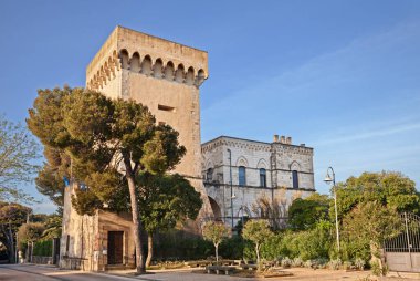 Castiglioncello, Rosignano Marittimo, Livorno, Toskana, İtalya: 17. yüzyılın antik kulesi, kıyı görüş sisteminin bir parçasıydı.