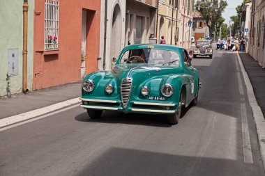 Klasik yarış Mille Miglia, 19 Mayıs 2017 tarihinde Gatteo, FC, İtalya 'da İtalyan otomobili Alfa Romeo 6C 2500 SS Coupe Touring (1949) 