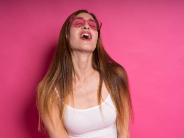 Fotoğraf stüdyosu ışık kırmızı zemin ile yakalanan photoshoot modelleme içinde beyaz gömlekli uzun saçlı güzel genç kadın