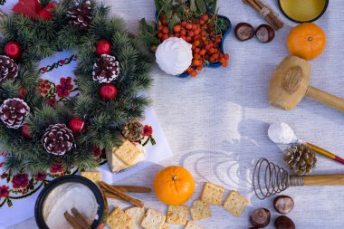 Noel serisi için ruh halinde. Sıcacık kış mutfak gereçleri, mandalina, tohum ve atmosfer sıcak ev, tatil sezonu, Aile ve mutluluğu çağrıştıran çilek yemek ile natürmort.