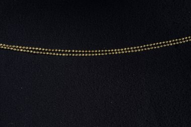 Noel altın boncuk selamlar ve metin için yer siyah zemin üzerine.