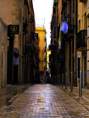 İspanya Tatil serisi. Tarragona dar sokakta. Sarı tuğla duvar ve taş döşeli kaldırım konuda seyahat, yaz, tatil.
