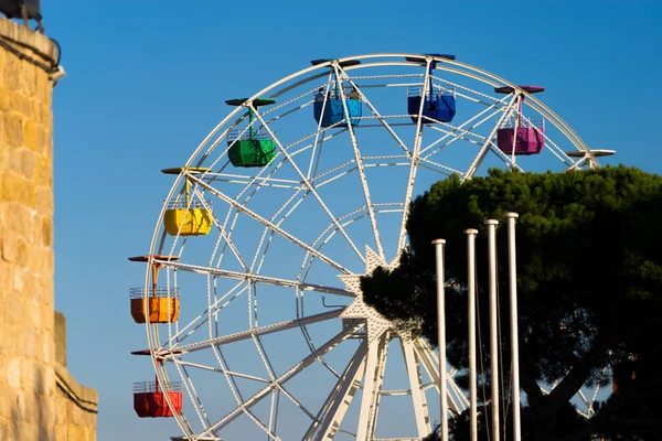 Spanje Vakantie Serie Reuzenrad Tibidabo Pretpark Tegen Achtergrond Van Blauwe — Stockfoto