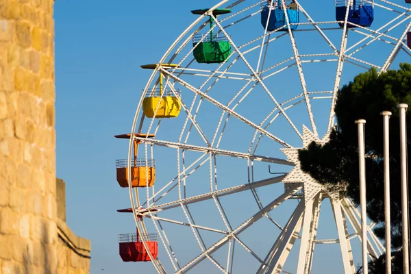 İspanya Tatil serisi. Dönme dolap Tibidabo eğlence parkı seyahat, yaz, tatil, eğlenceli konuda mavi gökyüzü arka planı.