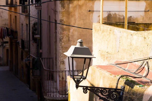 İspanya Tatil serisi. Tarragona, sokak lambasının konuda seyahat, yaz, tatil ile bina sarı balkonda.