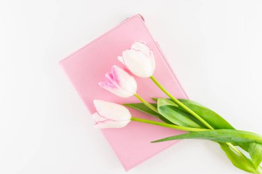 Lale beyaz zemin üzerine pembe ve beyaz buket.