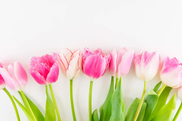 Розовый и белый букет тюльпанов на белом фоне
.