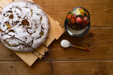 Ahşap arka planda elmalı turta