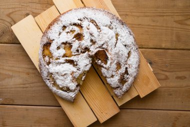 Ahşap arka planda elmalı turta