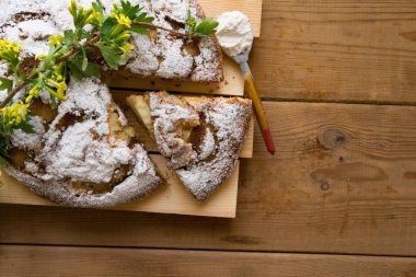 Ahşap arka planda elmalı turta