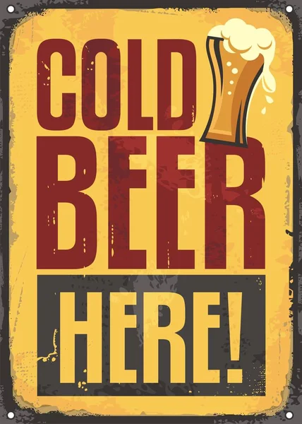 冷啤酒这里复古锡标志在黄色划痕背景 葡萄酒酒吧签署与啤酒玻璃和促销信息 向量例证 — 图库矢量图片