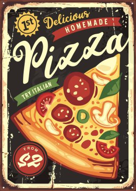 Siyah tahta arka planda lezzetli pizza dilimleri. Klasik pizzacı ya da fast food restoranının teneke tabelaları. İtalyan mutfağı eski poster tasarımı.