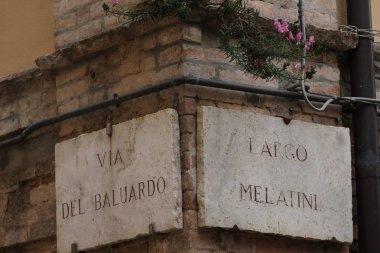 Sokak mermer levha, Via del Baluardo ve Largo Melatini, Teramo şehir, Abruzzo bölgesi, İtalya