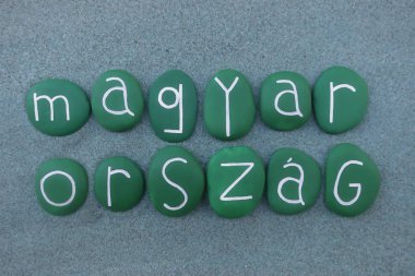 Magyarorszg, Macaristan, ülke adı yeşil kum üzerinde yeşil renkli taşlarla