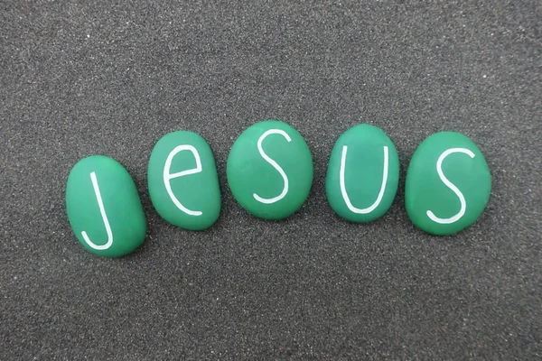 Palavra Jesus Com Pedras Pintadas Verdes Sobre Areia Vulcânica Preta — Fotografia de Stock