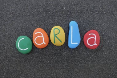 Carla, kadınsı üzerinde siyah volkanik kum renkli taş harfler ile ad verin
