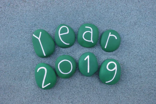 Año 2019 Celebración Con Piedras Color Verde Sobre Arena Verde —  Fotos de Stock