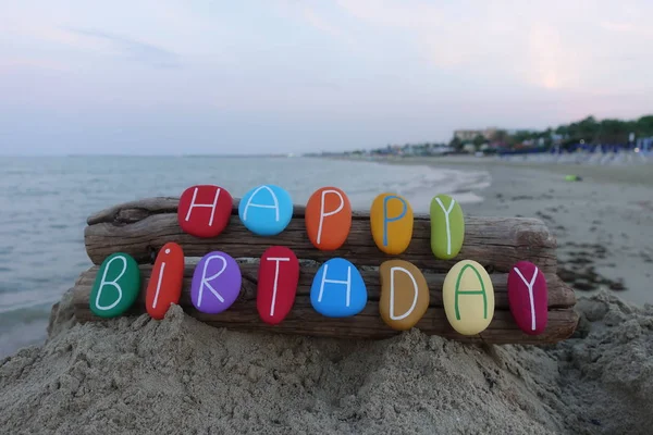 Feliz Cumpleaños Mensaje Con Piedras Multicolores Sobre Dos Piezas Madera — Foto de Stock