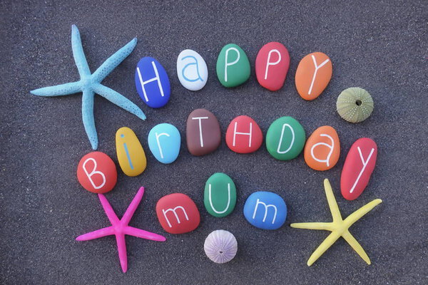 Уникальный день рождения мама с цветными камнями над природным черным вулканическим песком
