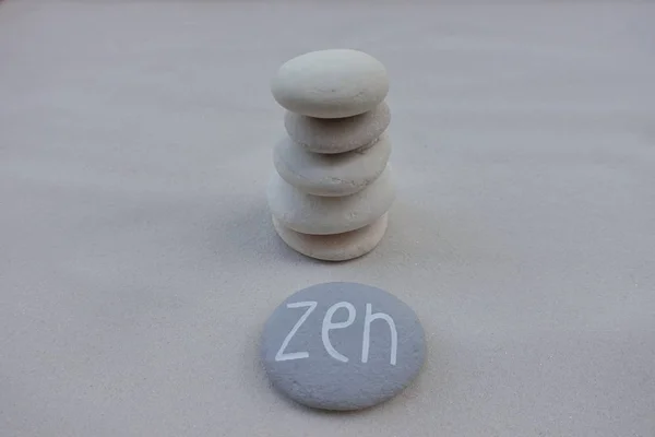 Concept Zen Avec Galets Empilés Sur Sable Blanc — Photo