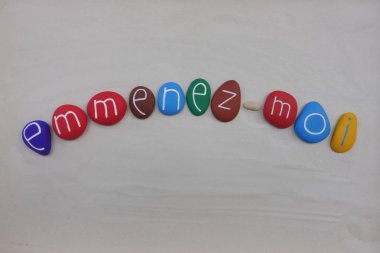 Emmenez.Moi, Fransız cümle renkli taşların üzerinde beyaz kum ile