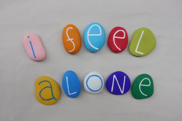 Sinto Sozinho Mensagem Ajuda Multicolorida Com Pedras Marinhas Sobre Areia — Fotografia de Stock