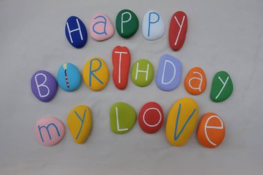 Renkli taşların üzerinde beyaz kum mutlu Doğum My Love