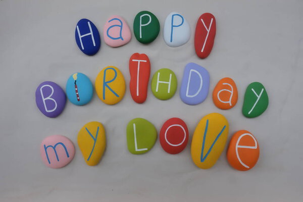 С днем рождения, моя любовь, с цветными камнями на белом песке
