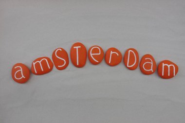 Amsterdam, şehir adını turuncu renkli taşların üzerinde beyaz kum ile